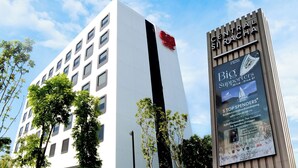 Un bâtiment moderne avec une enseigne bien visible indiquant « Central Si Racha ».