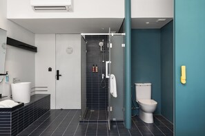 Shower, hydromassage showerhead, hair dryer, towels - GO Hotel Sriracha at Central Si Racha (Si Racha)