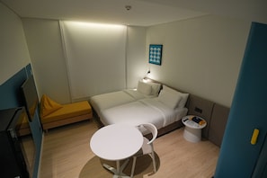 Standard Twin Room | Desk, laptop workspace, soundproofing, iron/ironing board