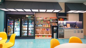 Un espace cuisine moderne équipé d’un réfrigérateur, d’un four à micro-ondes et d’un évier.