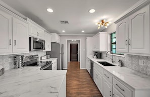 Fridge, microwave, oven, stovetop - Tallulah Ann’s - Lakehouse (Robinson)