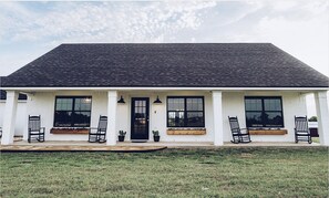 Exterior - Tallulah Ann’s - Lakehouse (Robinson)