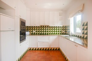 Een koelkast, een microgolfoven, een oven, een vaatwasser