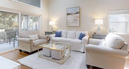 Chic Treetops Town Home |South Forest Beach Near Coligny |Walk to Beach |Pool|Tennis |Screened Porch