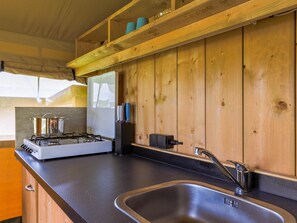 Een koelkast, een kookplaat, een koffiezetapparaat/waterkoker