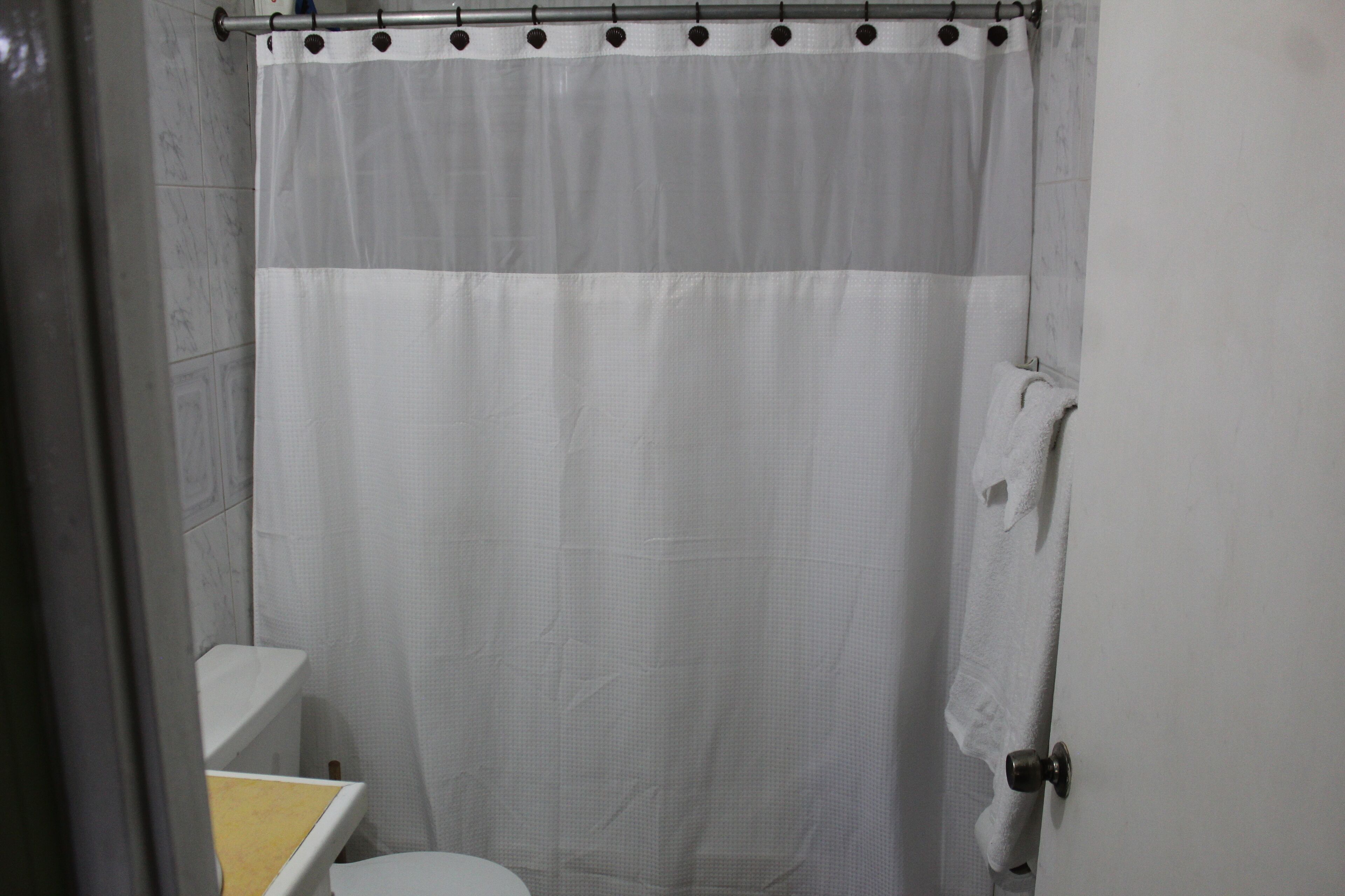 Toalhas de banho, sabonete, papel higiênico 