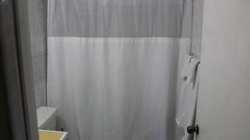 Toalhas de banho, sabonete, papel higiênico