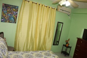 2 habitaciones, tabla de planchar con plancha, wifi y ropa de cama 