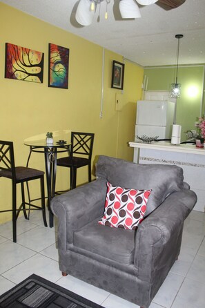 Smart TV - Elegant & Stylish 2BR Condo New Kingston (Kingston)