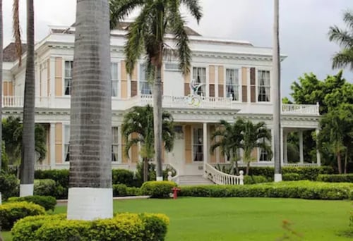 Elegant & Stylish 2BR Condo New Kingston