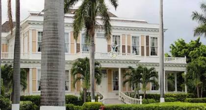 Elegant & Stylish 2BR Condo New Kingston
