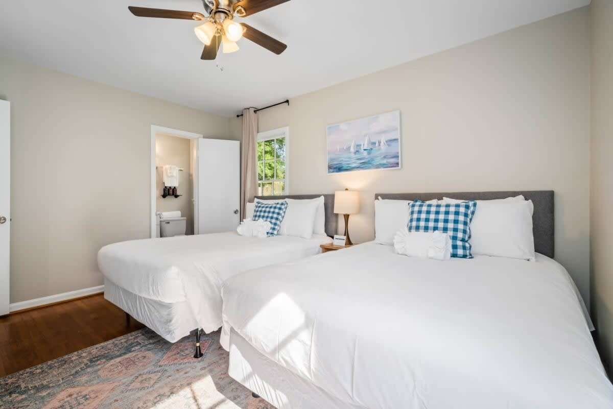 4 bedrooms, iron/ironing board, WiFi, bed sheets