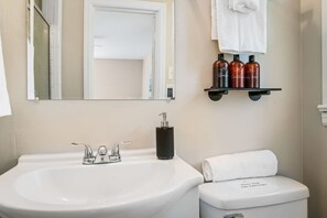 Badewanne, Haartrockner, Handtücher
