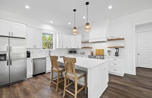 Een koelkast, een microgolfoven, een oven, een kookplaat