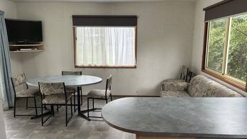 Deluxe Cabin | Living area