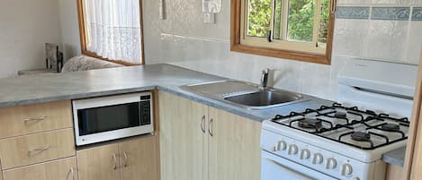 Cabaña familiar | Cocina privada | Refrigerador con congelador, microondas, parrilla de estufa y tostadora