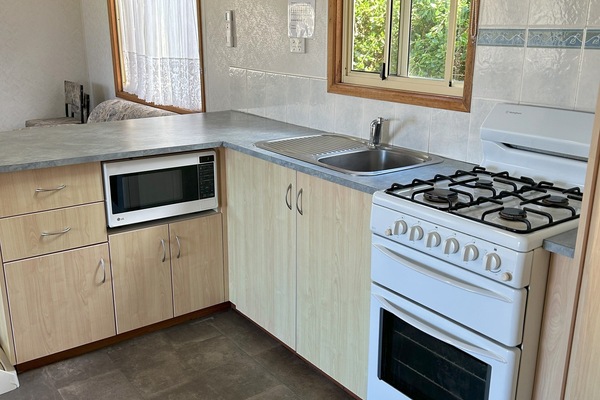 Perhemökki | Yksityinen keittiö | Täysikokoinen jääkaappi, mikroaaltouuni, liesi, leivänpaahdin