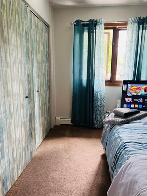 3 habitaciones, tabla de planchar con plancha, wifi y ropa de cama 