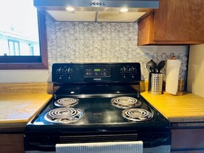 Geladeira, micro-ondas, chaleira elétrica