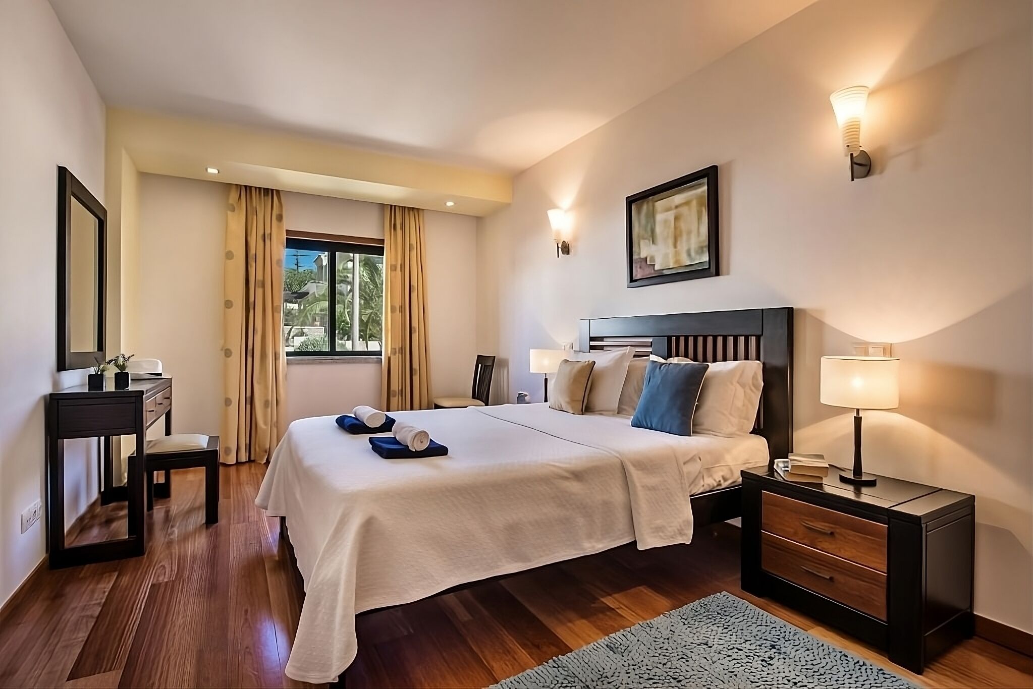 Prime Location! Fully-equipped Kitchen, Outdoor Swimming Pool, Near Luz Beach - Luz