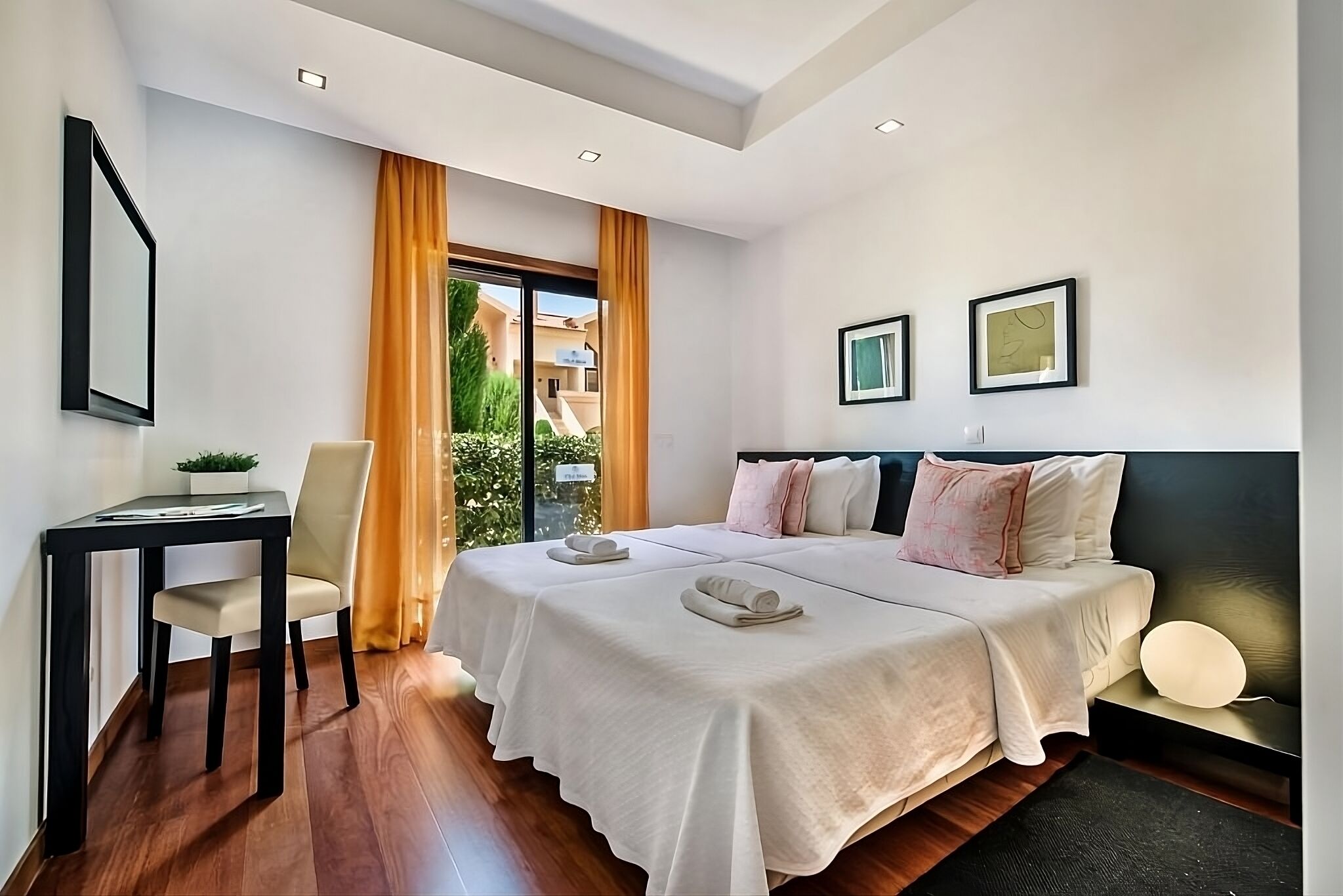 Relax And Unwind! Spacious 2br Apartment, Fully-equipped Kitchen, Outdoor Pool! - Luz