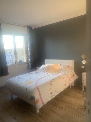 5 Schlafzimmer, Bügeleisen/Bügelbrett, Bettwäsche