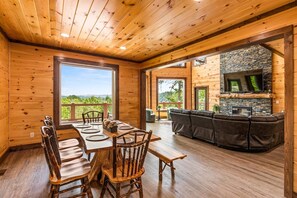 Smart TV, caminetto, videogiochi, tavolo da calcetto