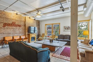 TV, fireplace, offices - The Victor 2 - Cleveland's Urban Lodge (Cleveland)