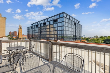 Outdoor dining. The Victor 3 - Cleveland's Urban Lodge