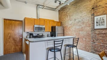 Frigorifero, microonde, forno, piano cottura