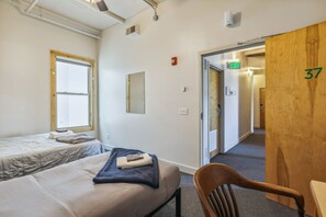 9 habitaciones, escritorio, tabla de planchar con plancha y wifi 