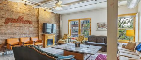 TV, caminetto, studio