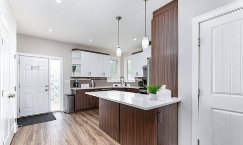 Central. New Duplex. Sleeps 6. 3 bed/2 bath.