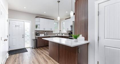 Central. New Duplex. Sleeps 6. 3 bed/2 bath.