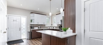 Central. New Duplex. Sleeps 6. 3 bed/2 bath.