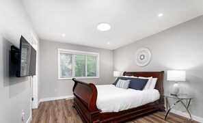 3 slaapkamers, een bureau, een strijkplank/strijkijzer, reisbedje