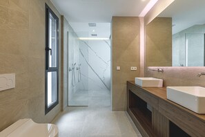 Een douche, een haardroger, handdoeken