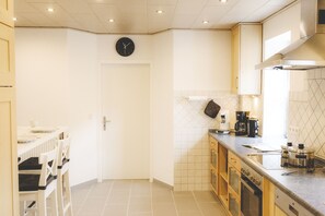 Een koelkast, een magnetron, een oven, een kookplaat
