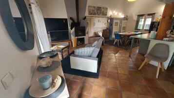 Smart-tv, een open haard, een tafeltennistafel en boeken