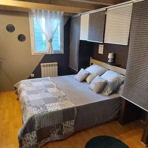 2 chambres, fer et planche à repasser, lit de bébé portatif