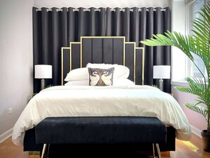 4 bedrooms, iron/ironing board, travel cot, WiFi - Cozy Wicker Park Home with Movie Room (Chicago)