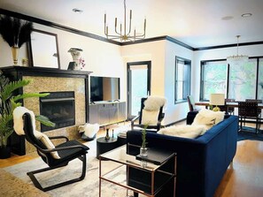 TV, fireplace, offices - Cozy Wicker Park Home with Movie Room (Chicago)