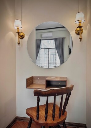 Habitación básica, 1 cama Queen size | Decoración personalizada, cortinas blackout y wifi gratis 