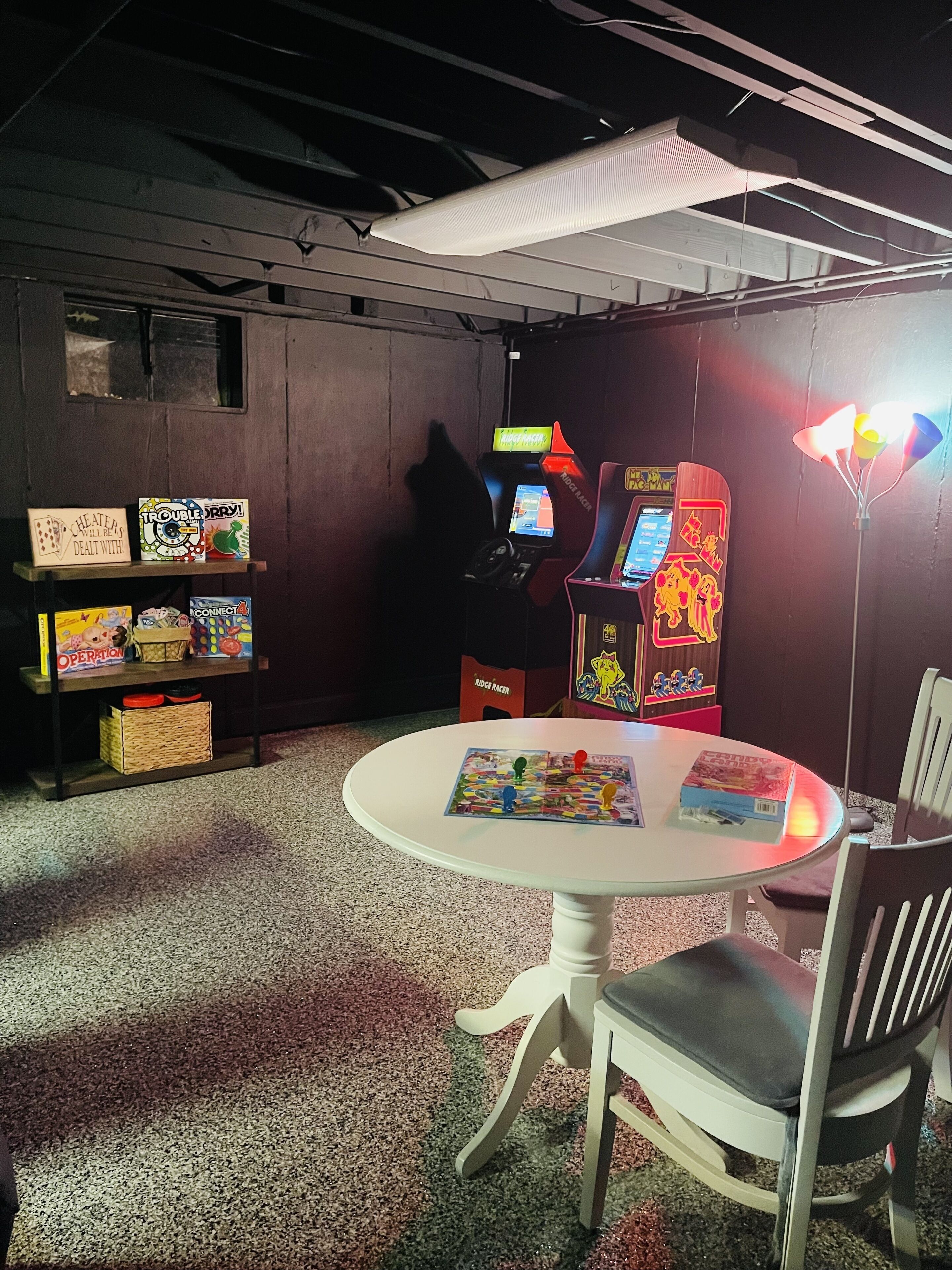 Home movie theater, channel front,Fox River&Chain O'Lakes access- by Downtown!