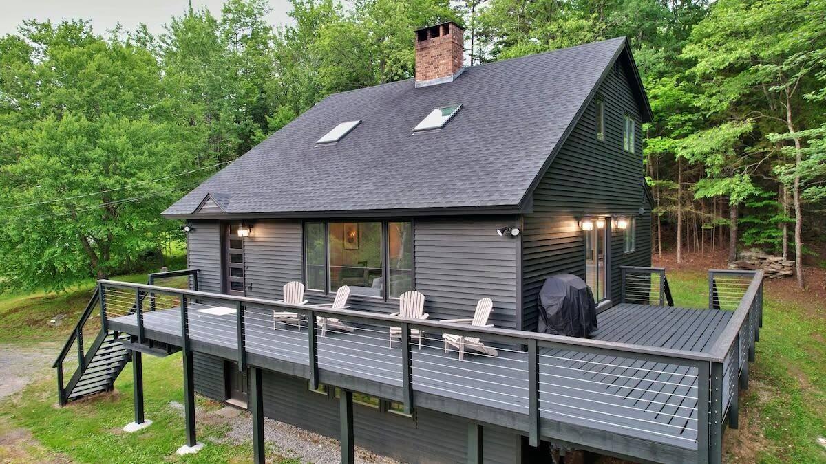 Hillside 5-BR Retreat 10-min to Mount Snow