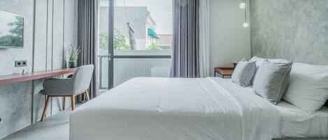 Deluxe szoba kétszemélyes ággyal | Egyedi dekoráció, egyedi berendezés és íróasztal