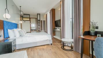 Panoramic Double Room | Dihias secara berasingan, dilengkapkan perabot secara berasingan, meja