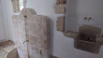 Dusche, Haartrockner, Handtücher, Toilettenpapier