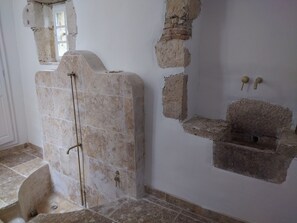 Dusche, Haartrockner, Handtücher, Toilettenpapier