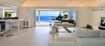 Villa Bel Ombre is a beautiful 3 bedroom villa with a bedroom view on the sea.